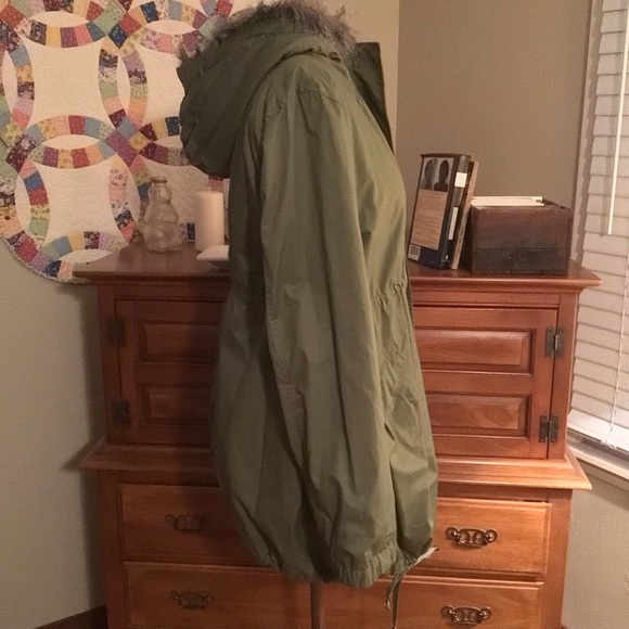 New Anorak coat from GARNET HILL, size 16. Color army green with faux fur lining - Picture 4 of 8
